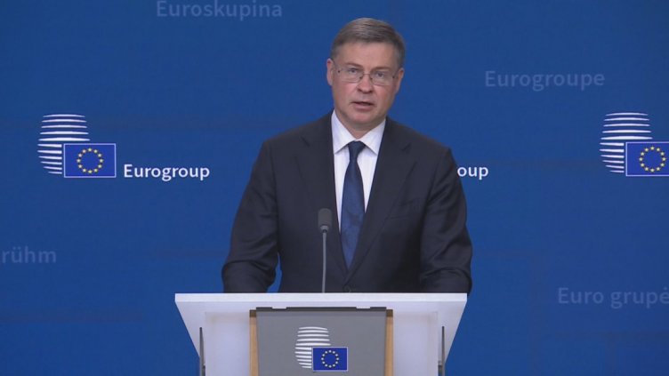 Комисар Домбровскис поздрави България, че става 21-вият член на еврозоната