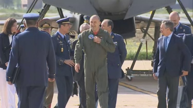 Президентът Радев летя с изтребител "Юрофайтър" в Испания