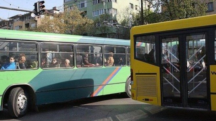 Неправилно паркирали коли пречат на автобус №48 да вози варненци