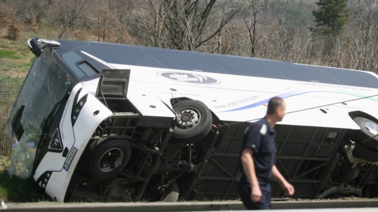 Автобус с младежи от чужбина катастрофира в района на Шипка