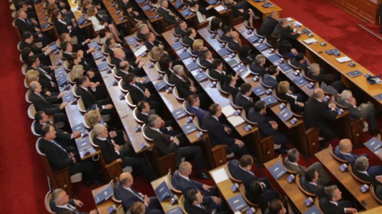 Посланиците на САЩ и ЕС - на пух и прах в парламента