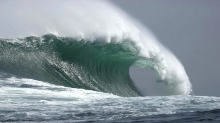 Спасители издирват тийнейджърка, изчезнала в морето на Централния плаж във Варна