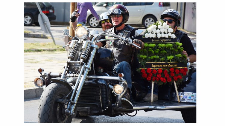 Рокери във Варна почетоха паметта на загинали събрaтя (СНИМКИ)