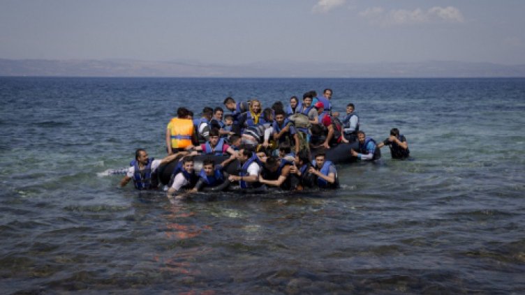 Гръцките власти издирват лодка с бежанци в Егейско море