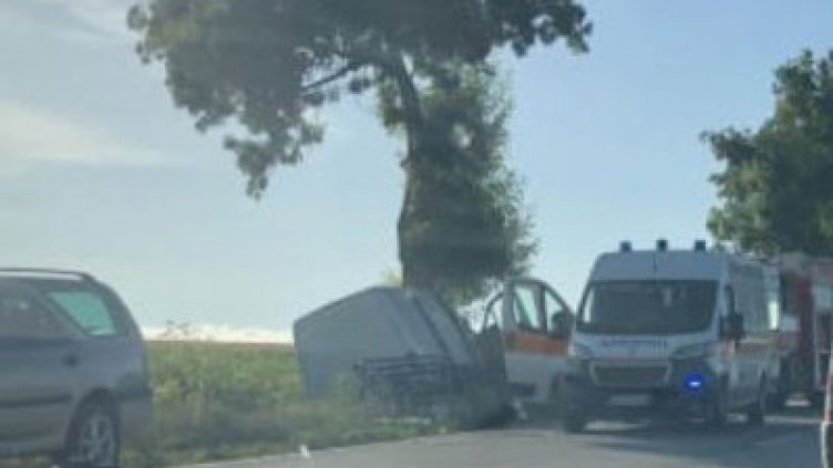 Шофьор се изпотроши след удар в дърво край Звездица