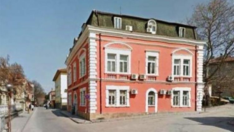 Погребален агент продавал имоти на покойници