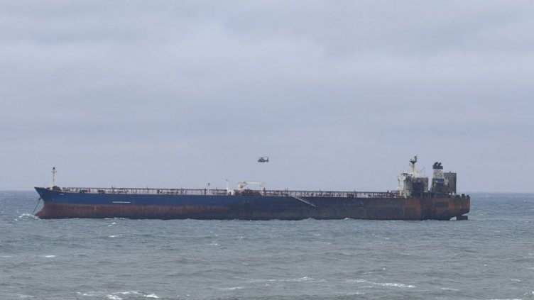 Oпитват да изтеглят танкера Kairos на пристанището в Бургас