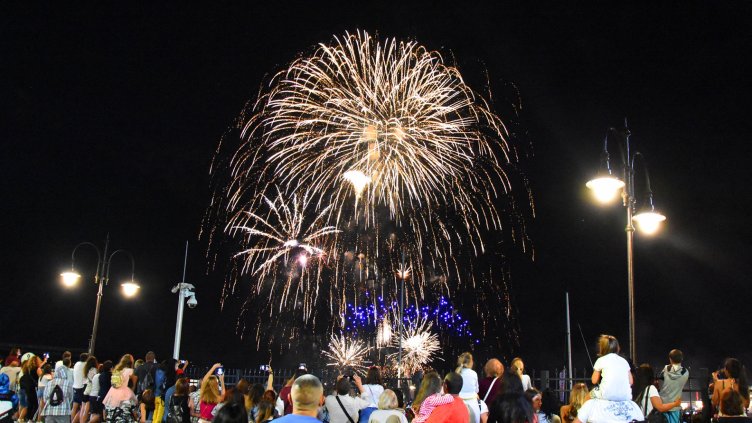 Празнична заря обагри небето за Деня на Варна (СНИМКИ)