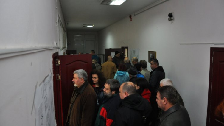 Още има опашки пред урните във Варна, удължават изборния ден