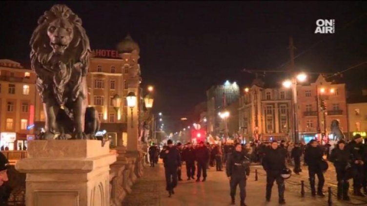 11 бежанци без документи бяха задържани снощи след протест на националисти