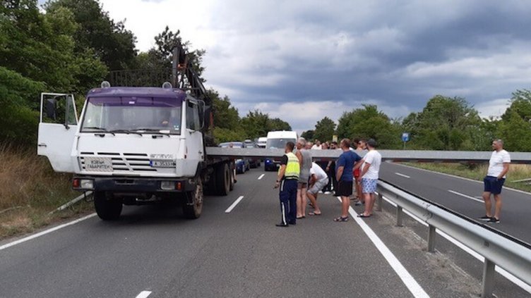 СЗБ и БАЗ: Държавата пак удря туризма, пътят до морето е приключение