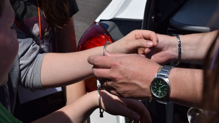 Спипаха 19-годишна с близо 10 кила трева на летище София