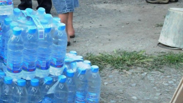 Десетки доброволци раздаваха вода в Перник