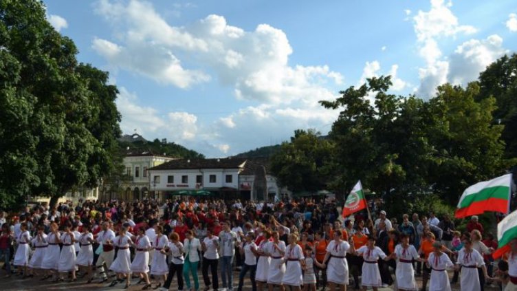 Над 600 танцьори от шест града се хванаха на хоро в Ловеч
