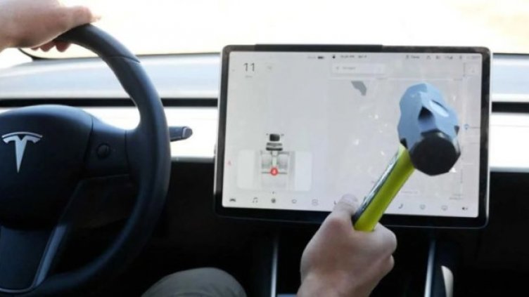 Какво се случва, когато колата се бъгне със 130 км/ч? ВИДЕО резултат