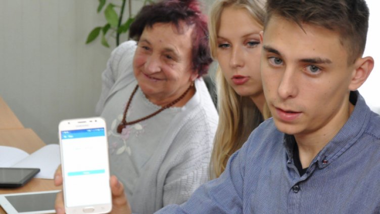 Приключва обучението по киберсигурност за възрастни хора, проведено от студентите на ВСУ