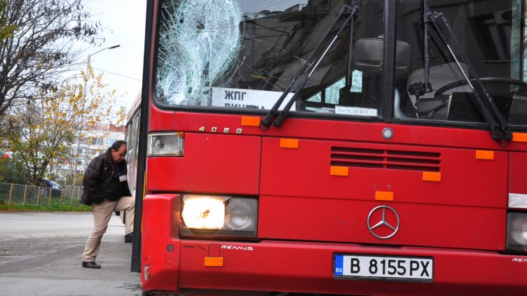 Пешеходец се блъсна в автобус