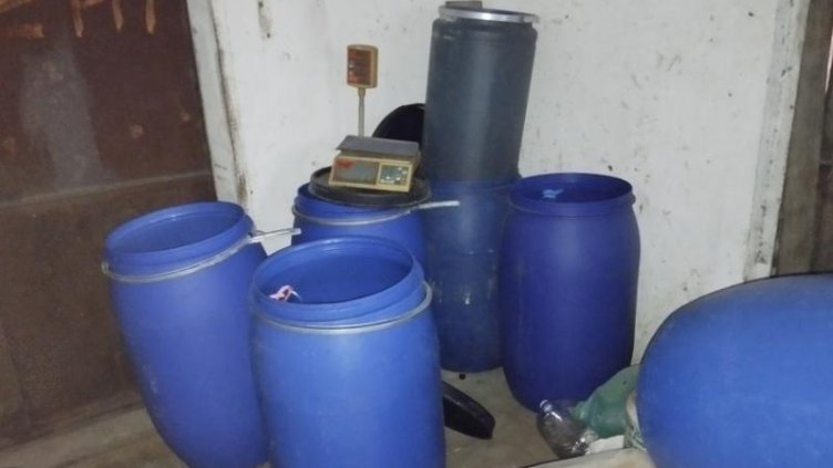 Откриха огромно количество нелегален алкохол във Варна (СНИМКИ)