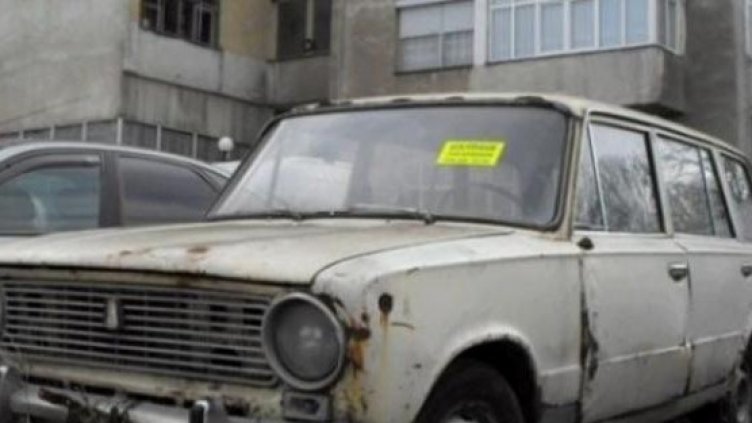 Разчистването на трошките във Варна продължава