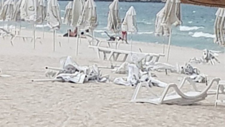 Шквал удари Южния плаж във Варна (СНИМКИ)