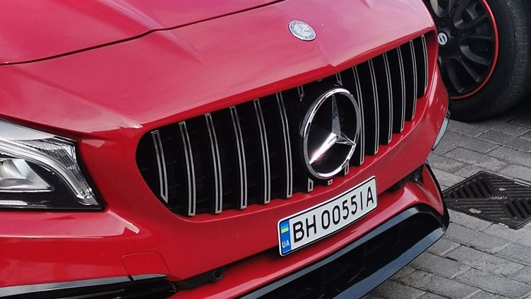 Другото лице: Богатите бежанци по Черноморието ходят на ресторанти!