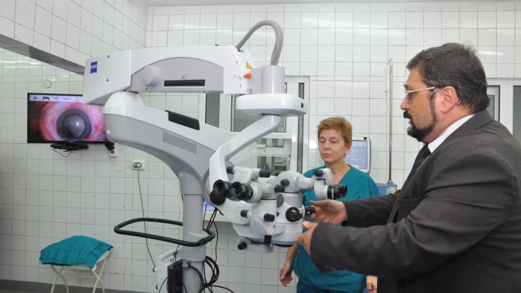 Лекуват със супермодерен операционен микроскоп