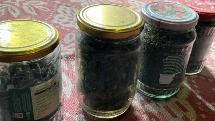 Зимнина: Откриха буркани с дрога (СНИМКИ)