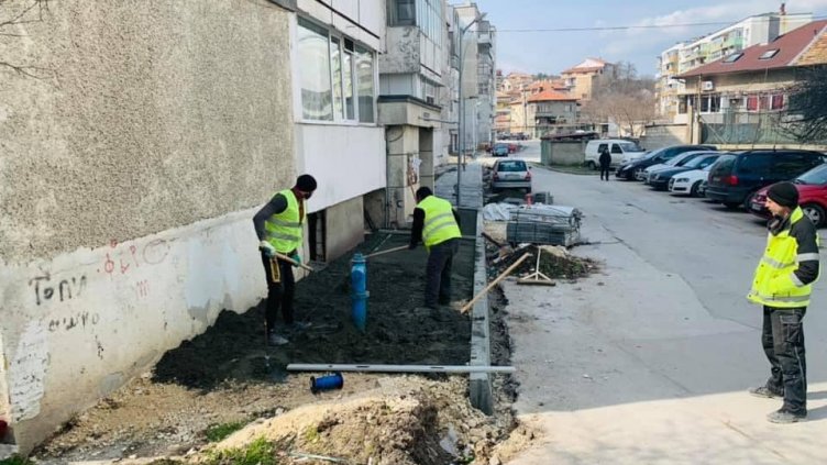 Ремонтни дейности протичат едновременно в осем участъка в район „Аспарухово“