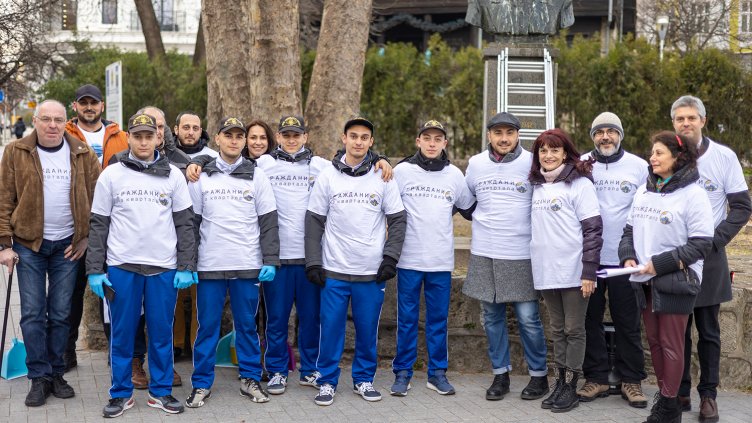 Украински бежанци излизат на пролетно почистване във Варна