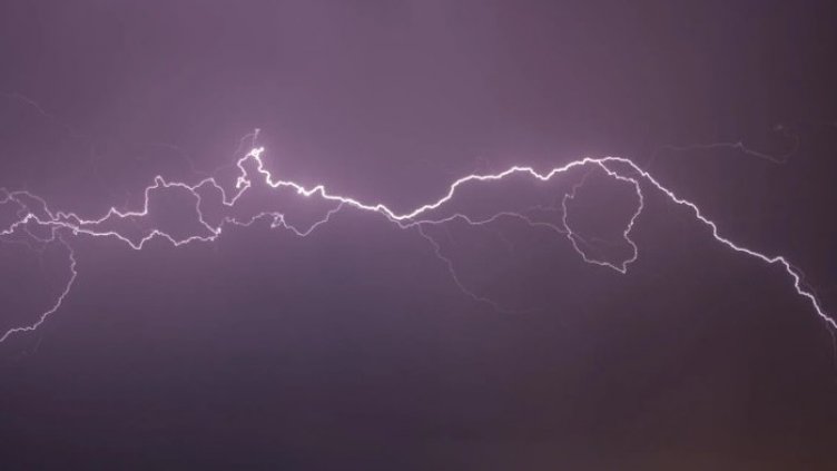 Мощната буря през нощта създаде куп проблеми във Варна