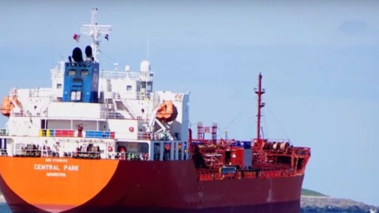 Освободиха танкера с двама българи на борда