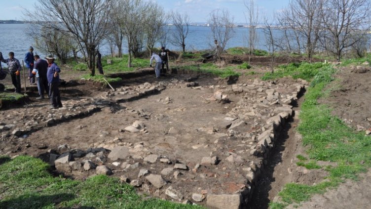 Рядък медальон откриха при разкопки в Бургас