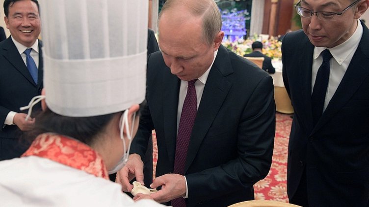 Путин приготви и опита традиционна китайска храна  