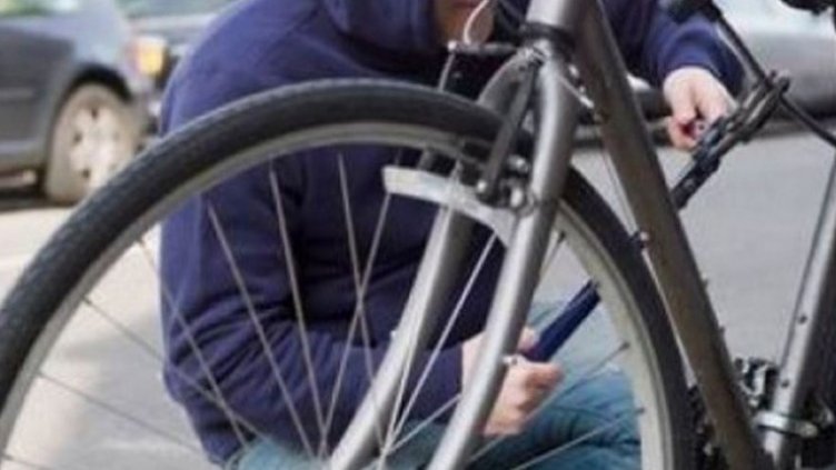 Закопчаха двойка крадци на велосипеди, след публикуването на снимките им в интернет