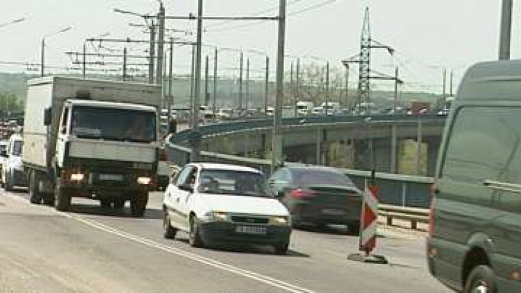 Две катастрофи блокираха Аспарухов мост