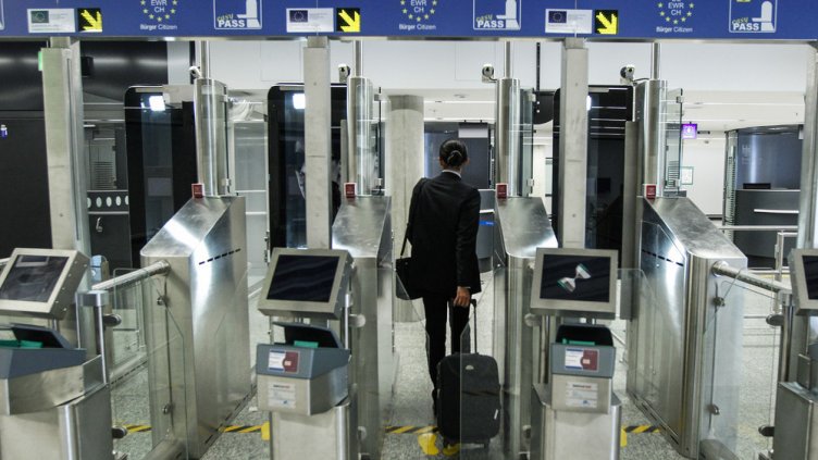 ЕС предвижда паспортните проверки по границите да бъдат само с машина