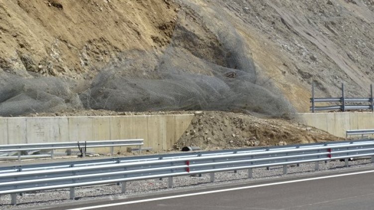 Пак срутване по новостроящ се участък по пътищата у нас