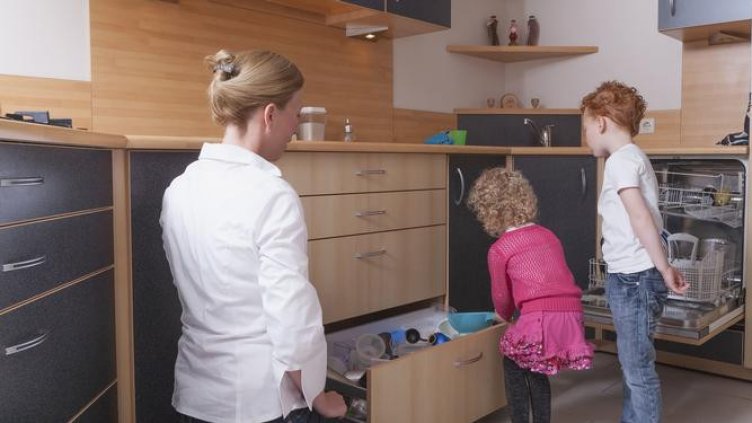 Майка юрка детето си да чисти, плаща й. После – наем за храна, за ток...