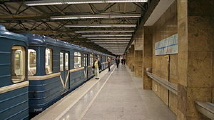Английски фен бутнал пред влака на метрото строител