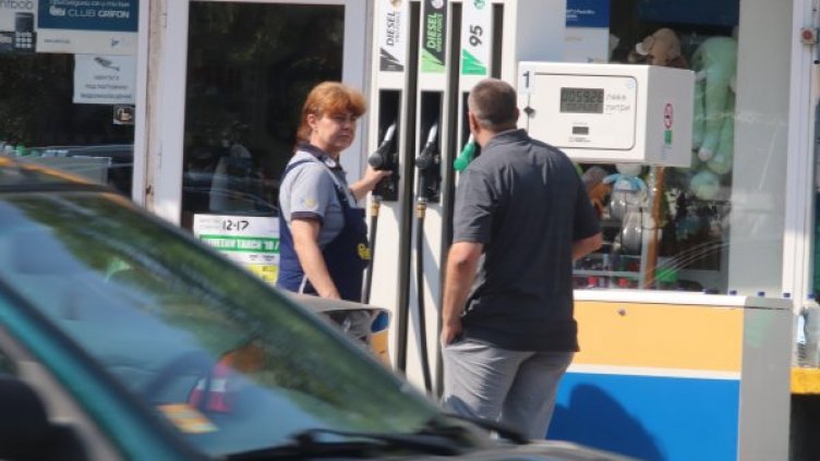 Пренастройват колонките за евтиния бензин. Как ще ползваме отстъпката?