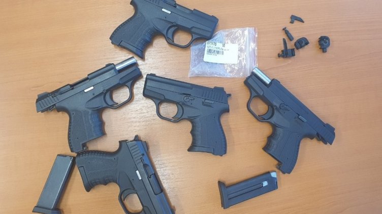 Пет контрабандни пистолета задържаха митническите служители на МП Капитан Андреево