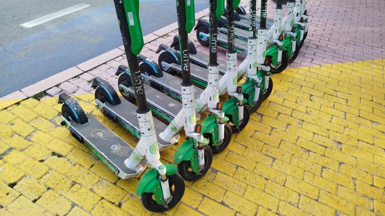 Правят бдение в памет на починалото след инцидент с тротинетка дете