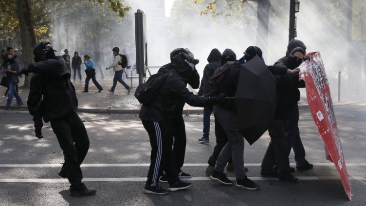 Бунтове и в Париж срещу строгата блокада