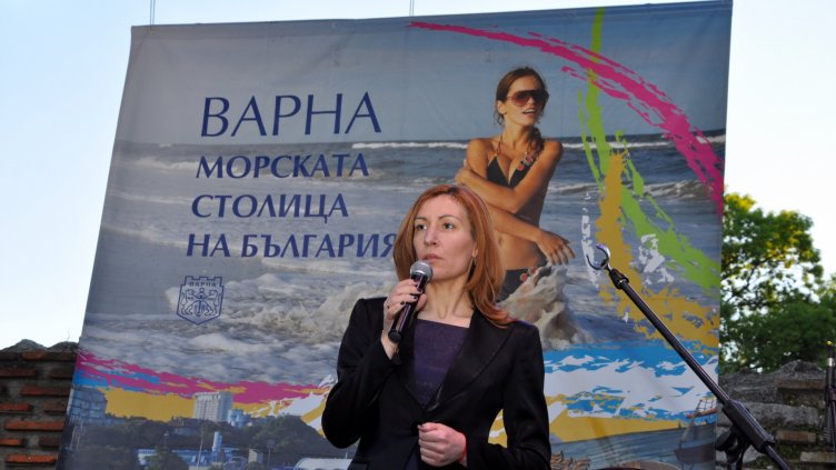 Министър Ангелкова: На плажа следим цените по договор 