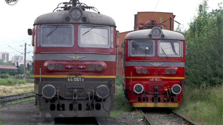 Локомотив на пътнически влак се запали край Летница