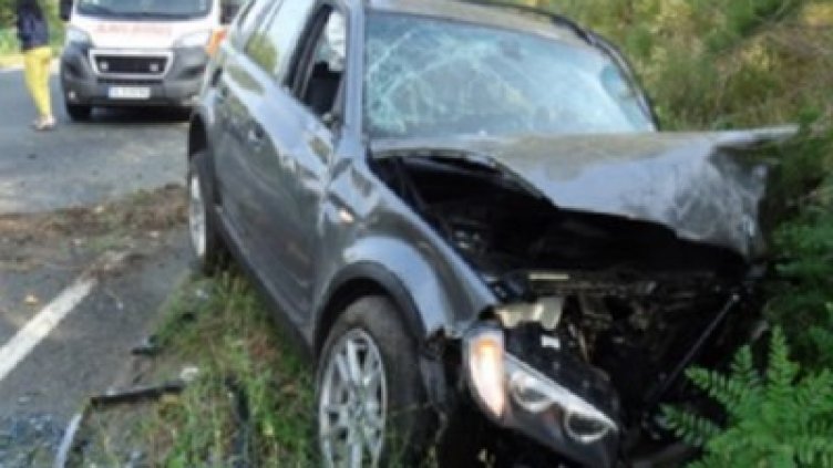 Жена се удари с колата си в скат край пътя