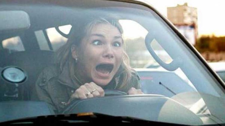 Млади шофьорки разбиха "Ситроен" и "Пежо" при касакади във Варненско