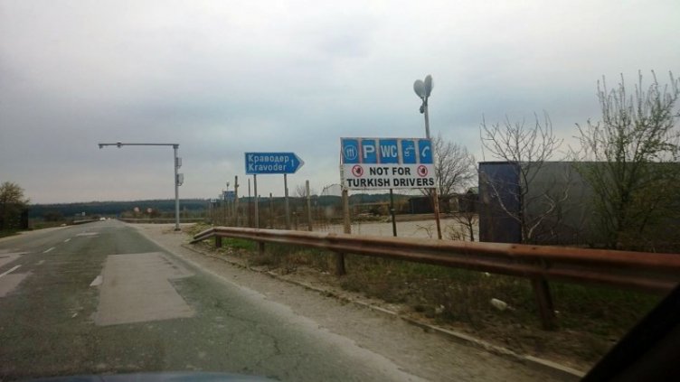 Собственик на заведение забрани паркирането на турски тираджии