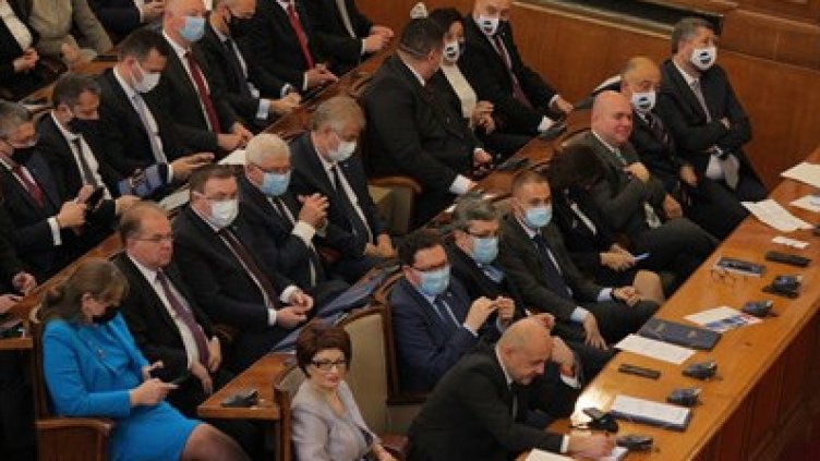 Хилядарките на депутатите – на ръка. Не искат по карти. 10 бона ли взимат?