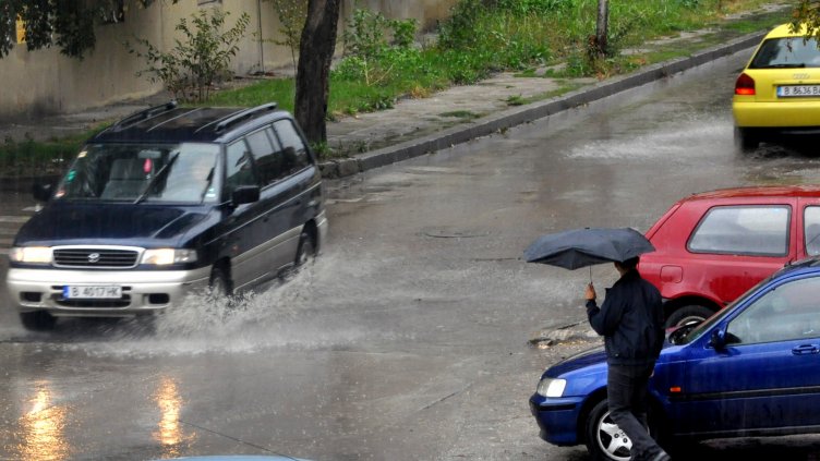 Дъждът отново наводни Варна (СНИМКИ)